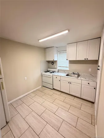 $2,200 | 202 North Wellwood Avenue, Unit 3, Lindenhurst, NY 11757