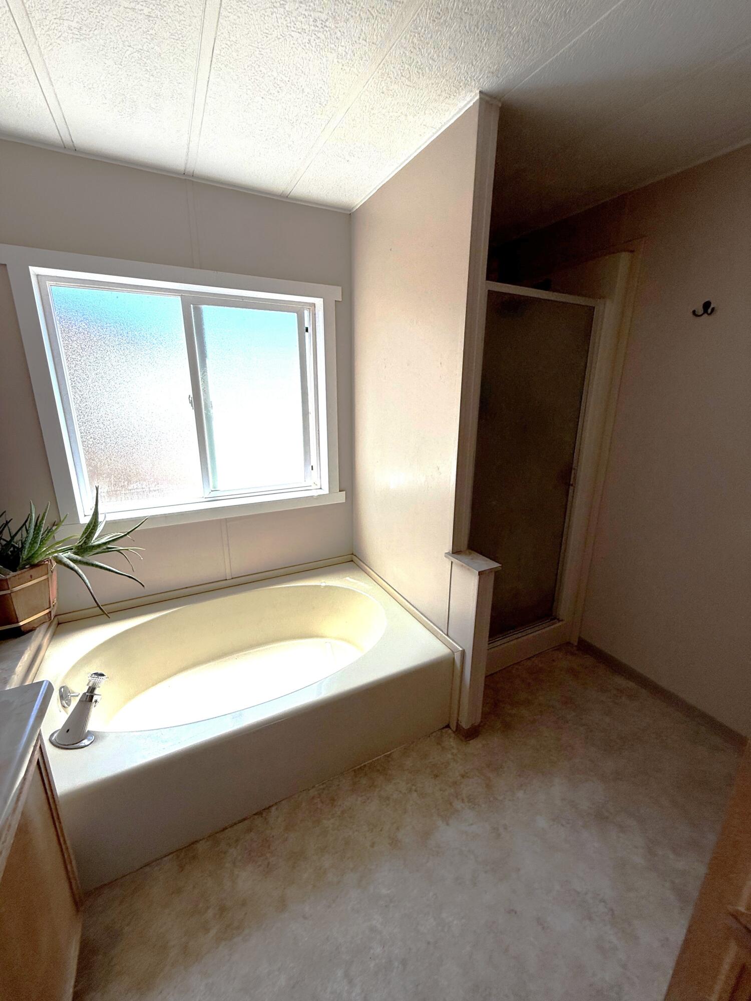 17550 Maupin Road Malin, OR 97632 - Photo 28 of 62 an empty room with window