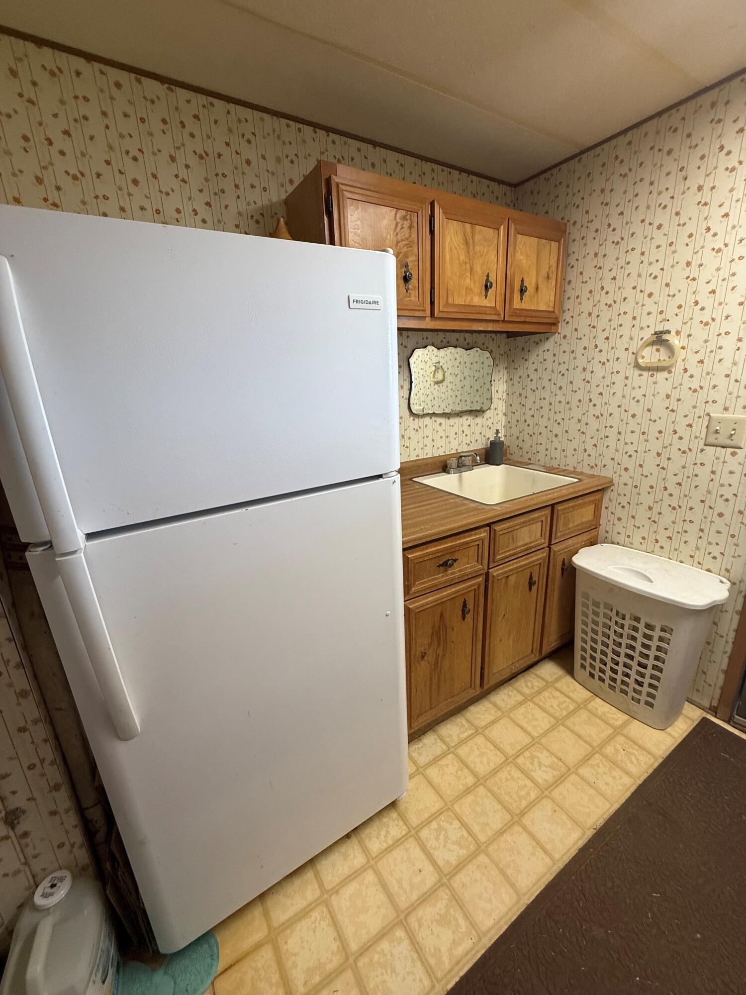 17550 Maupin Road Malin, OR 97632 - Photo 30 of 62 a utility room with dryer and washer