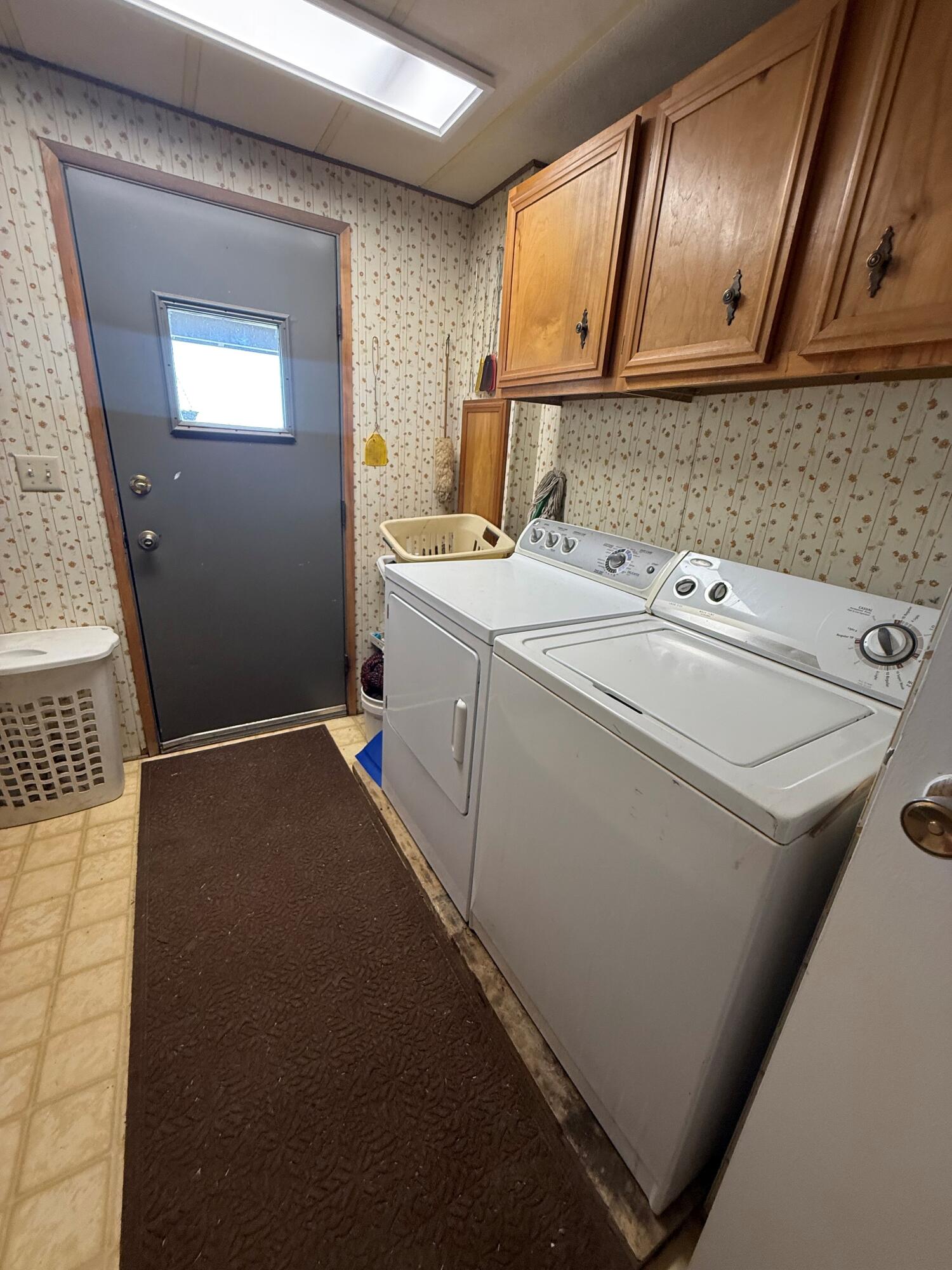 17550 Maupin Road Malin, OR 97632 - Photo 31 of 62 a utility room with dryer and washer