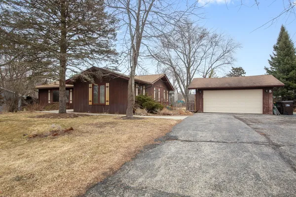 $395,000 | 5 Echo Hill, Oakwood Hills, IL 60013