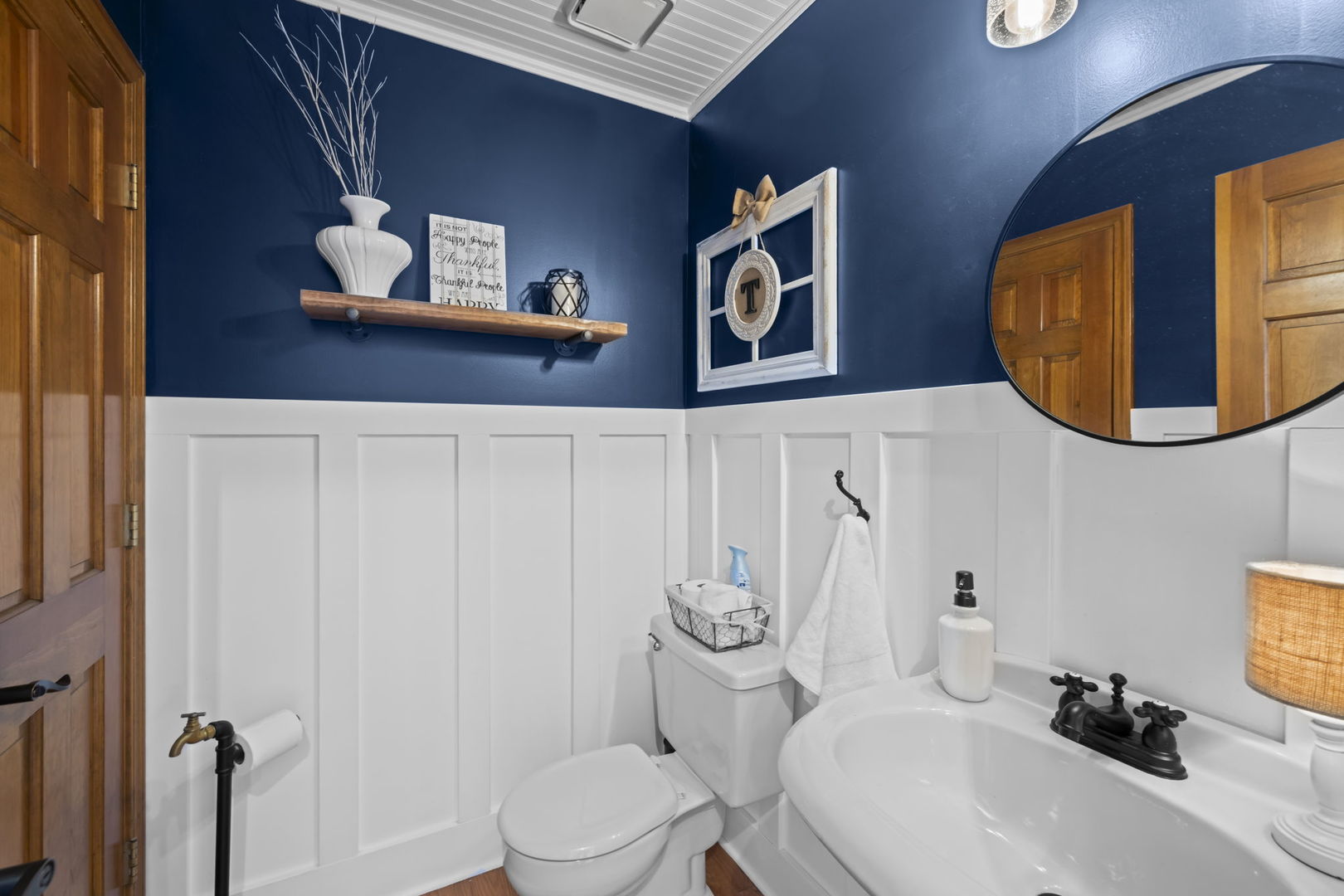 1565 Freeman Road Hoffman Estates, IL 60192 - Photo 25 of 46 a bathroom with a toilet sink and mirror