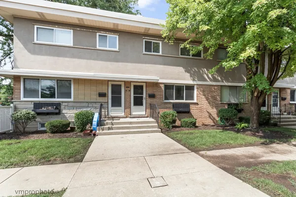 $269,000 | 606 South Milwaukee Avenue, Unit B, Libertyville, IL 60048