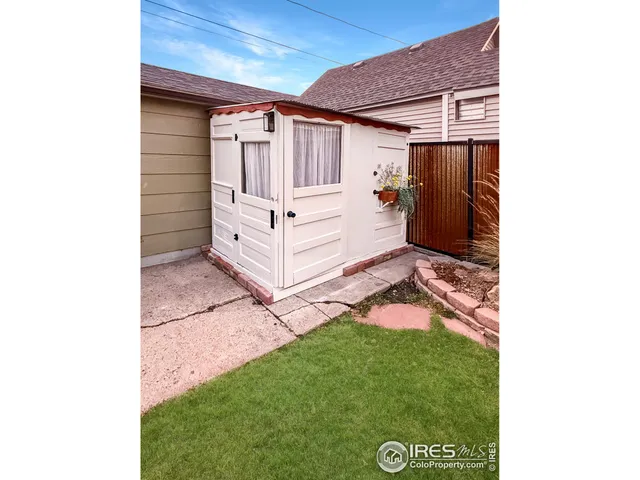 a view of a backyard