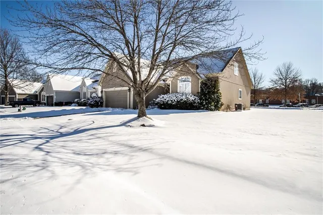 $325,000 | 5801 Northeast Hidden Meadow Drive, Lee's Summit, MO 64064