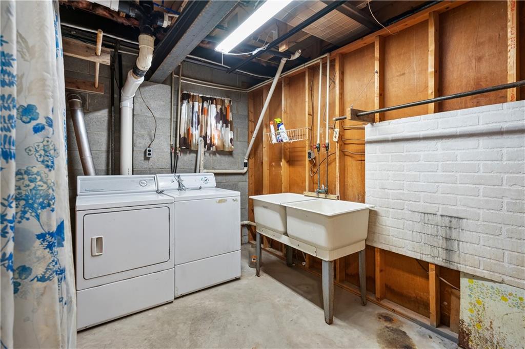 364 Spruce Hollow Road Vandergrift, PA 15690 - Photo 28 of 37 a utility room with dryer and washer