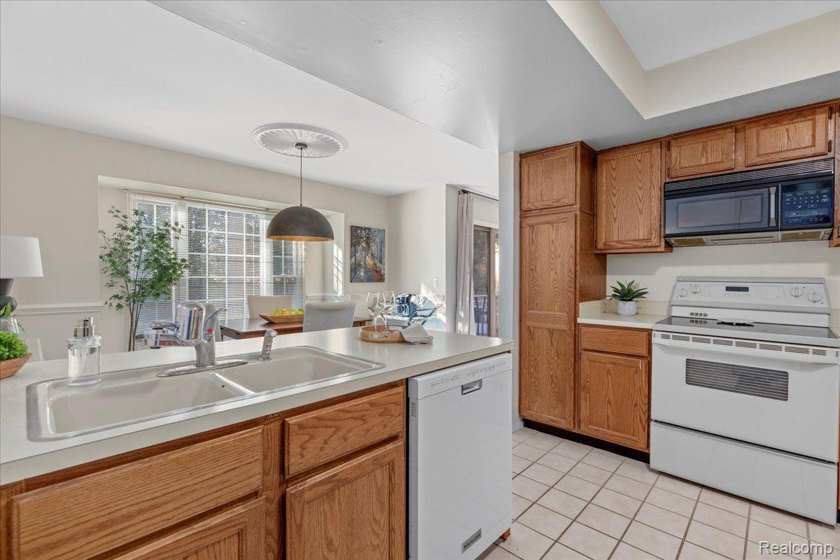 1695 Huntington Park, Unit A Rochester, MI 48309 - Photo 17 of 51 Gallery Image 17