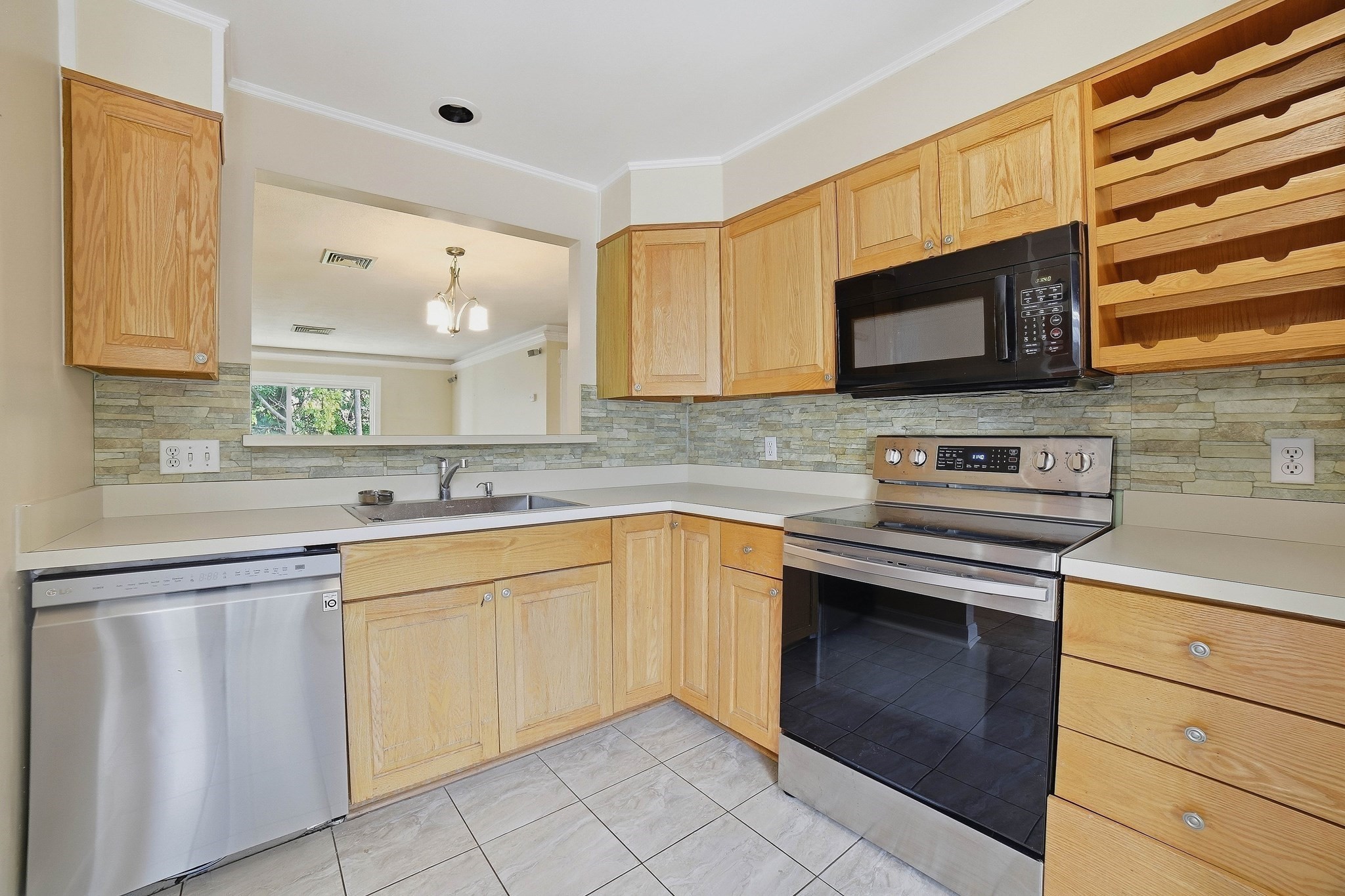 330 Sunderland Road, Unit 18 Worcester, MA 01604 - Photo 3 of 23 Gallery Image 3