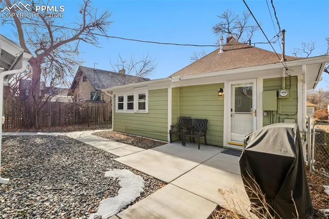 a view of a house with backyard
