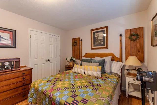 a view of a livingroom with furniture window and outside view