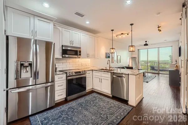 $2,250 | 333 West Trade Street, Unit 2002, Charlotte, NC 28202