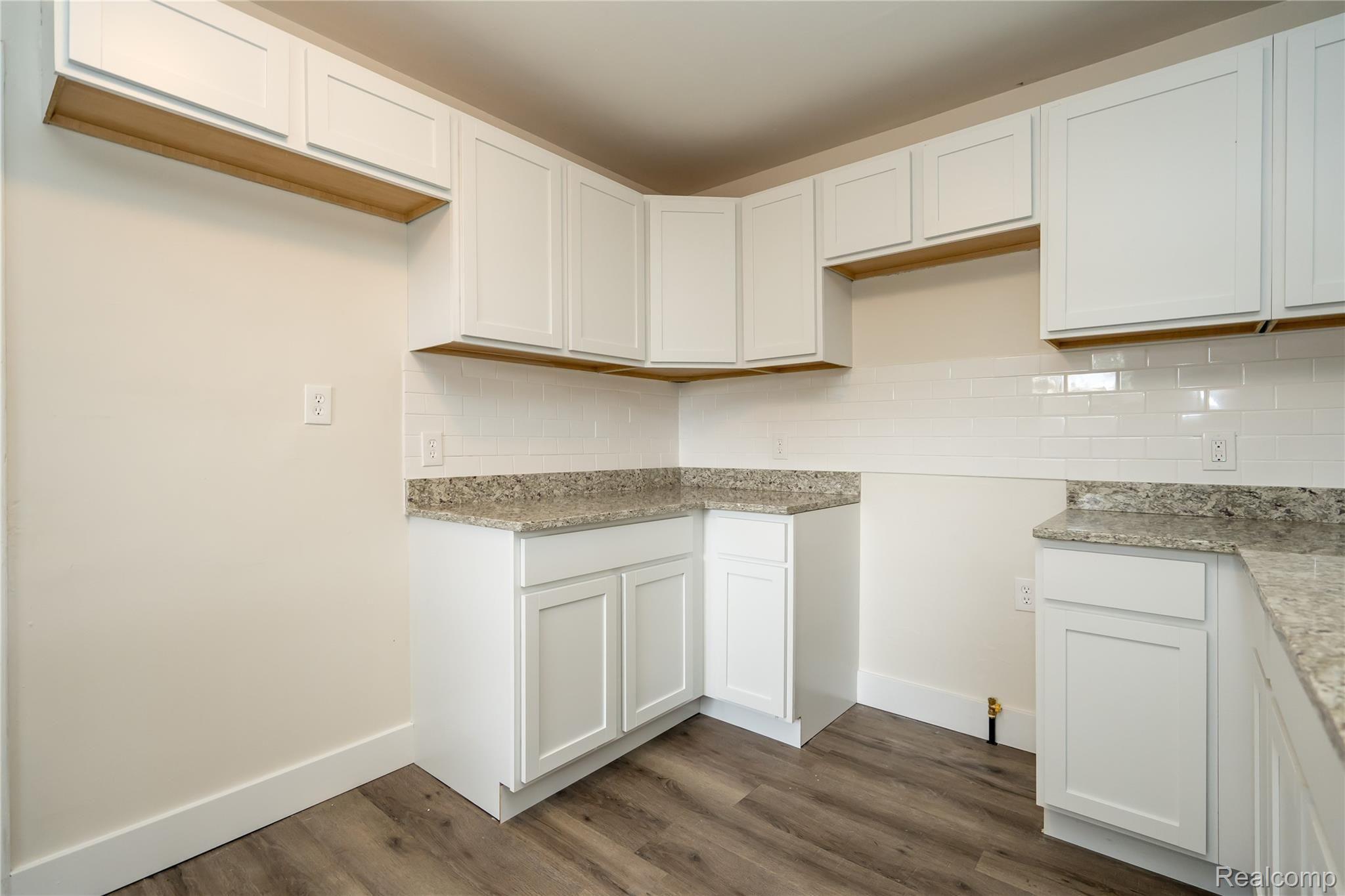680 East Auburn Road Rochester, MI 48307 - Photo 9 of 50 DSC05818.jpg
