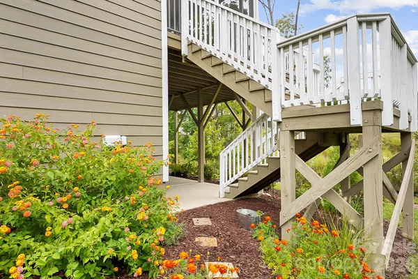 a view of entryway with a front door