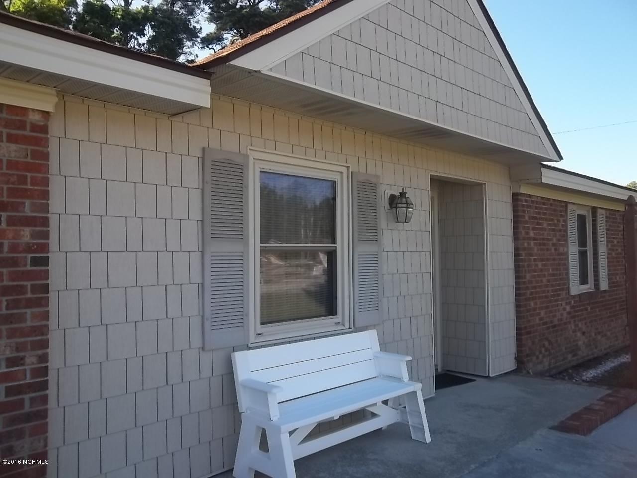 306 Lake Road Havelock, NC 28532 - Photo 2 of 14 Shake-Style Vinyl