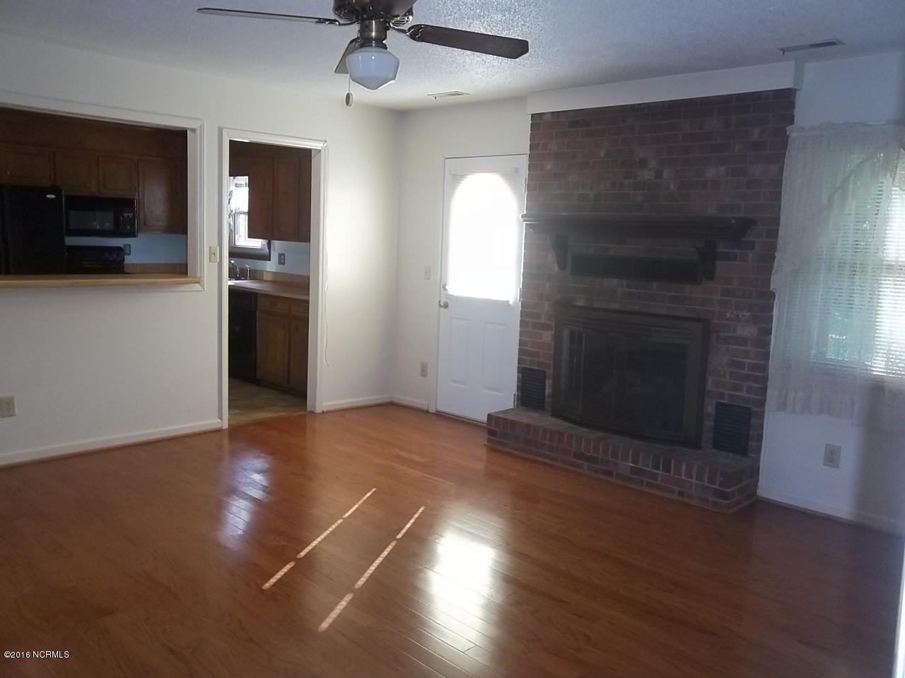 306 Lake Road Havelock, NC 28532 - Photo 4 of 14 Living Room Vw1
