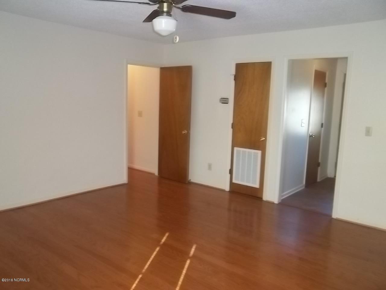 306 Lake Road Havelock, NC 28532 - Photo 5 of 14 Living Room Vw2
