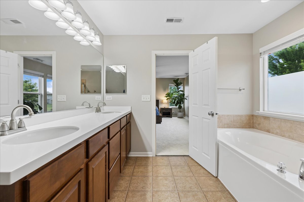 327 Shelbourne Road Volo, IL 60073 - Photo 14 of 43