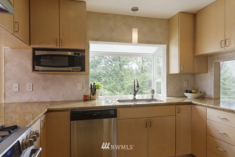 14048 Southeast 158th Street Renton, WA 98058 - Photo 5 of 14 Gallery Image 5