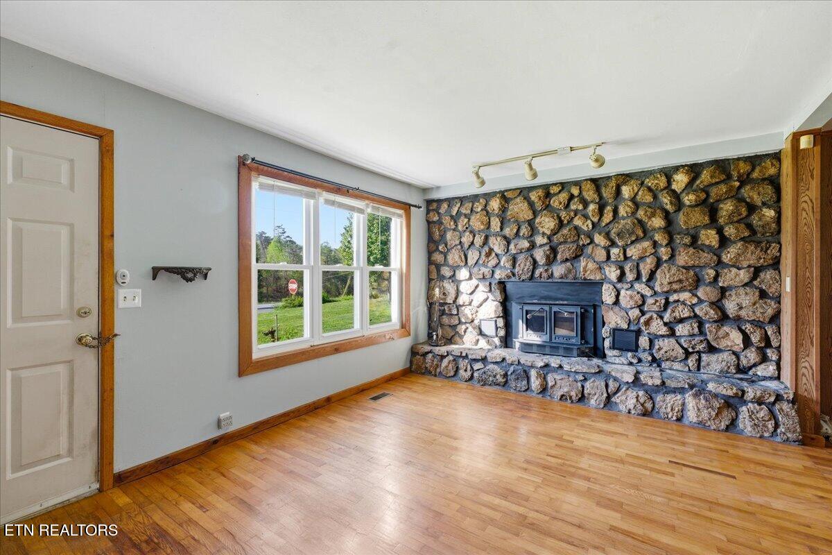 370 Brock Road Maynardville, TN 37807 - Photo 6 of 28 05-Living Room