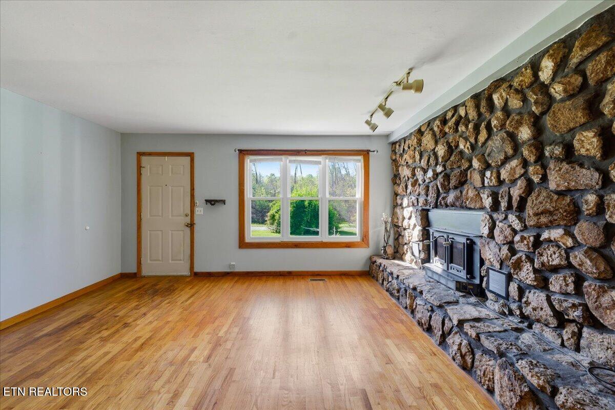 370 Brock Road Maynardville, TN 37807 - Photo 7 of 28 06-Living Room