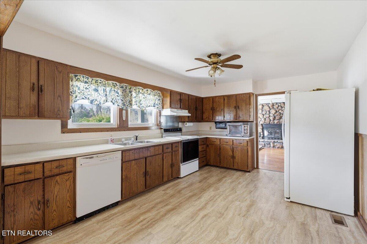 370 Brock Road Maynardville, TN 37807 - Photo 10 of 28 09-Kitchen