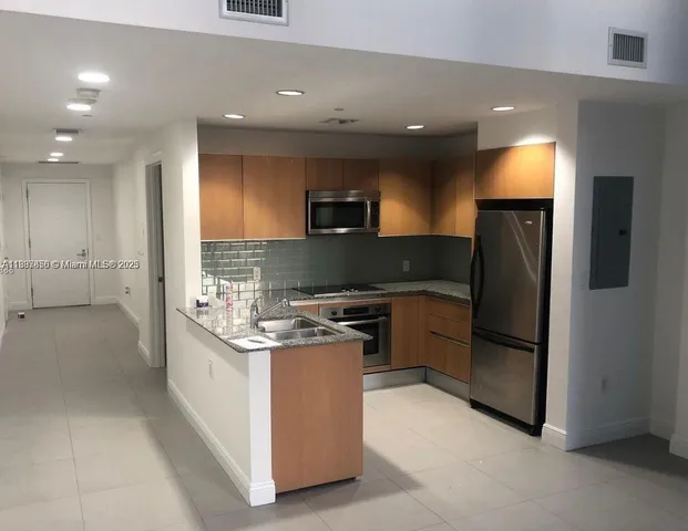 $3,000 | 1050 Brickell Avenue, Unit 1618, Miami, FL 33131