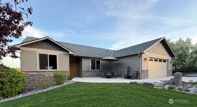 4062 Knowles Road Wenatchee, WA 98801 - Photo 2 of 20 a front view of house with yard and green space
