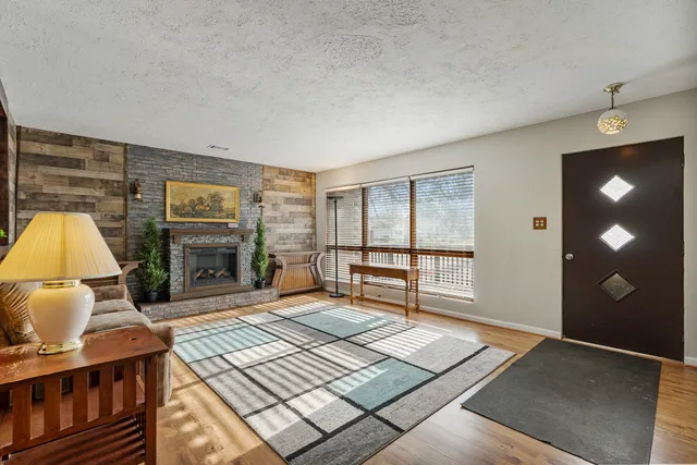 $299,900 | 502 West 7th Street, Lockport, IL 60441