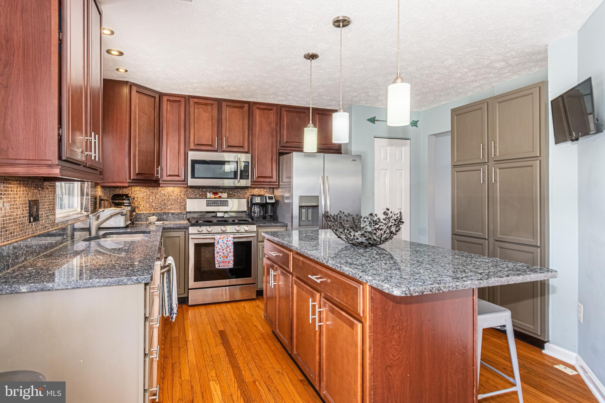 1433 Bretton View Road Annapolis, MD 21409 - Photo 8 of 40 Loads of Cabinet Space