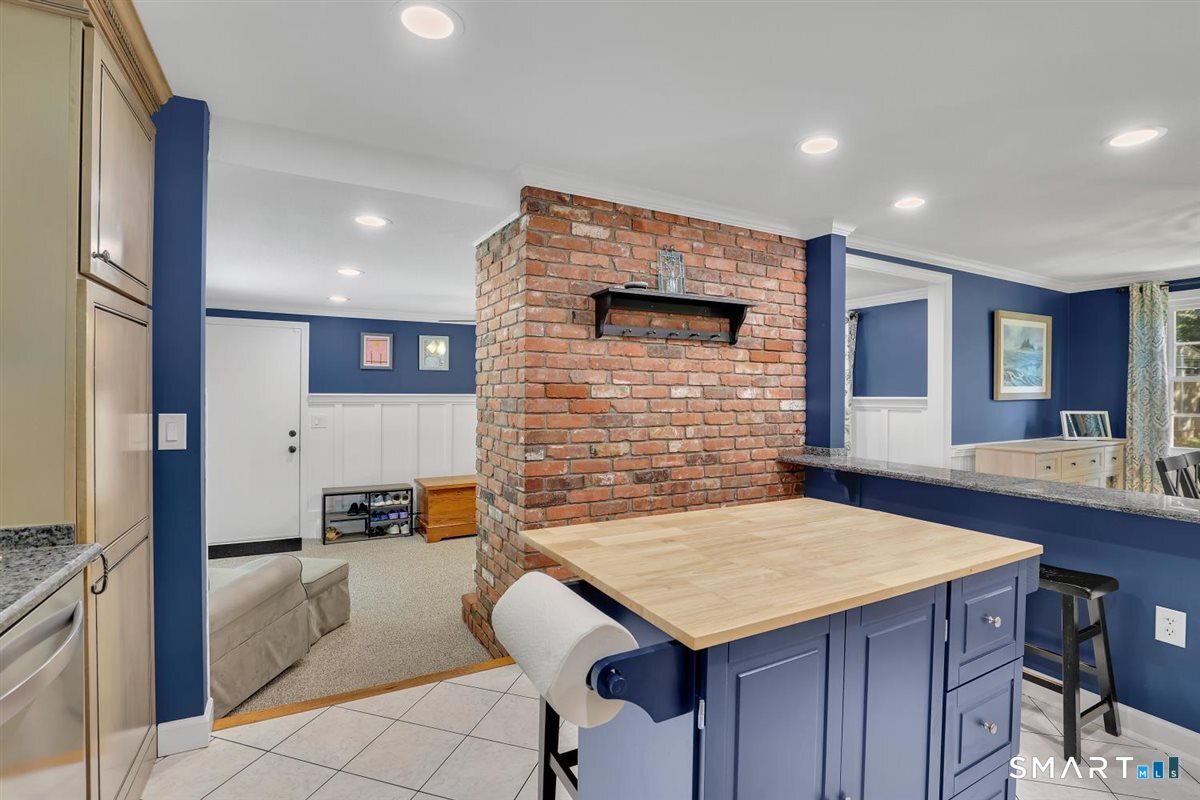 25 Silversmith Road Farmington, CT 06085 - Photo 12 of 33 a kitchen with a table and chairs