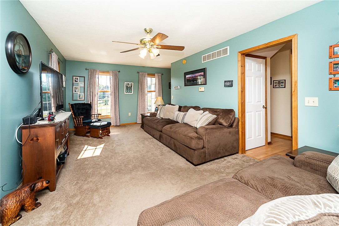 10164 Creek Road Pavilion, NY 14525 - Photo 5 of 34 Living room