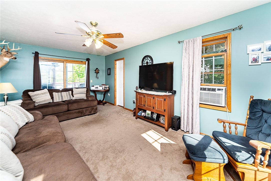 10164 Creek Road Pavilion, NY 14525 - Photo 6 of 34 Living room