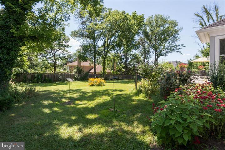 9830 River Road Potomac, MD 20854 - Photo 4 of 31 Yard view