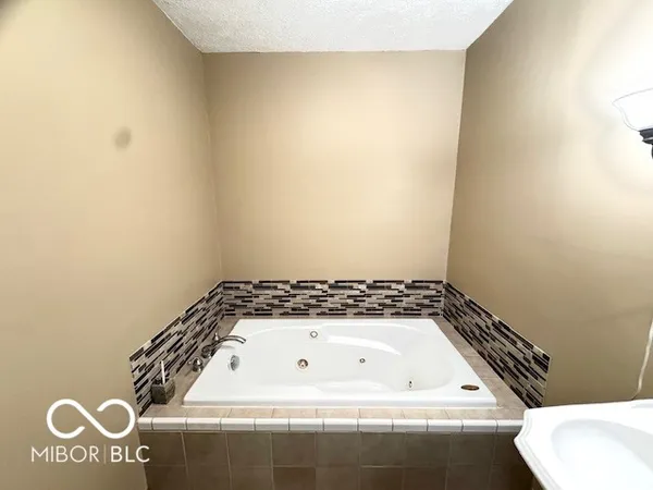 $374,900 | 1301 North Maple Street, Veedersburg, IN 47987