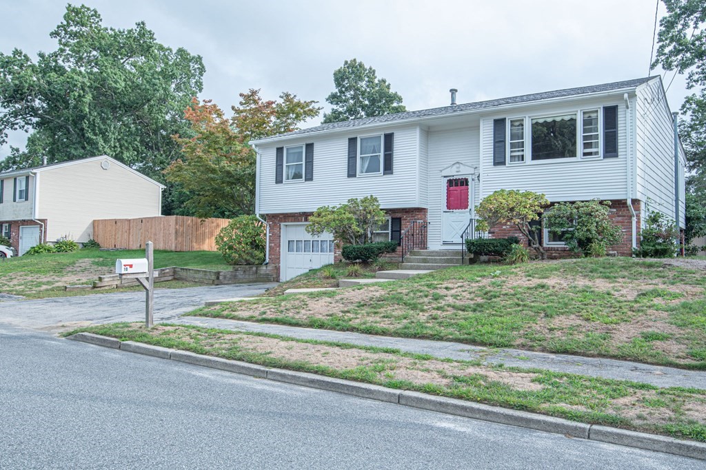 10 Greenview Road Cranston, RI 02920 - Photo 4 of 42 Gallery Image 4