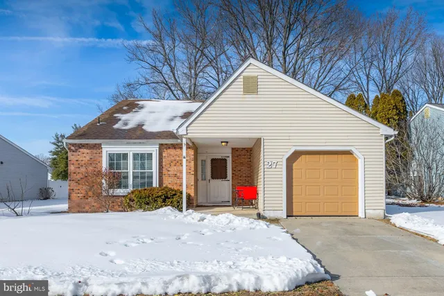 $279,900 | 27 Lakebridge Drive, Woodbury, NJ 08096