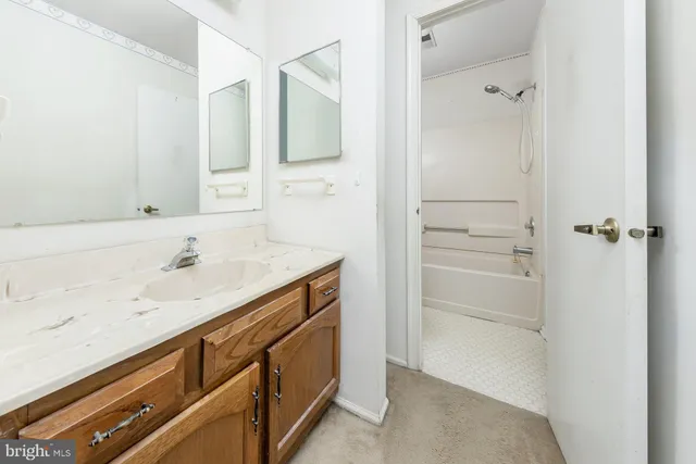 $279,900 | 27 Lakebridge Drive, Woodbury, NJ 08096