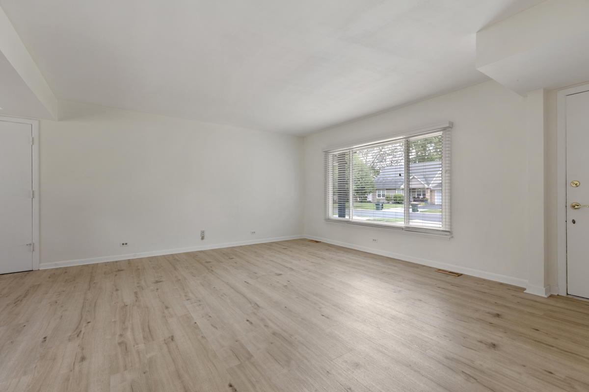 577 Exmoor Road Elk Grove Village, IL 60007 - Photo 3 of 20 Gallery Image 3