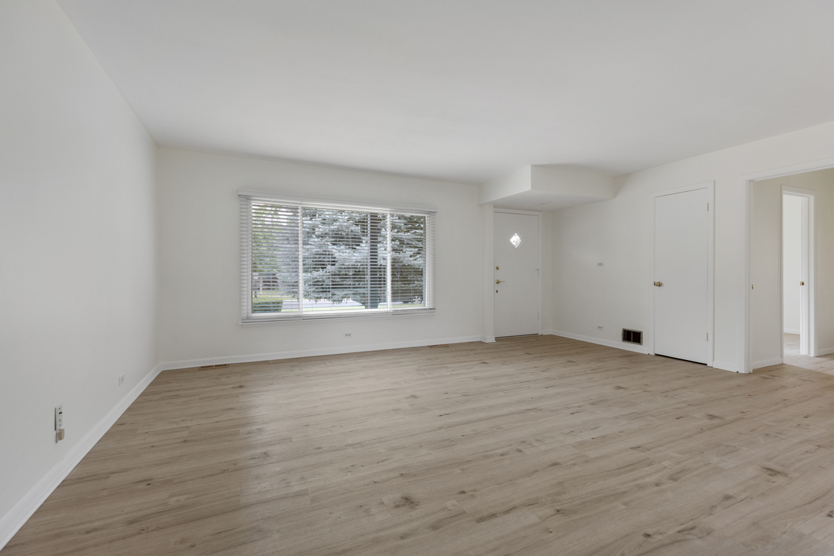 577 Exmoor Road Elk Grove Village, IL 60007 - Photo 4 of 20 Gallery Image 4