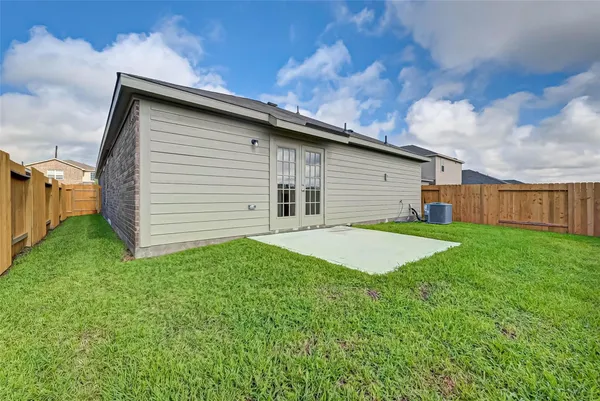 a view of a house with backyard