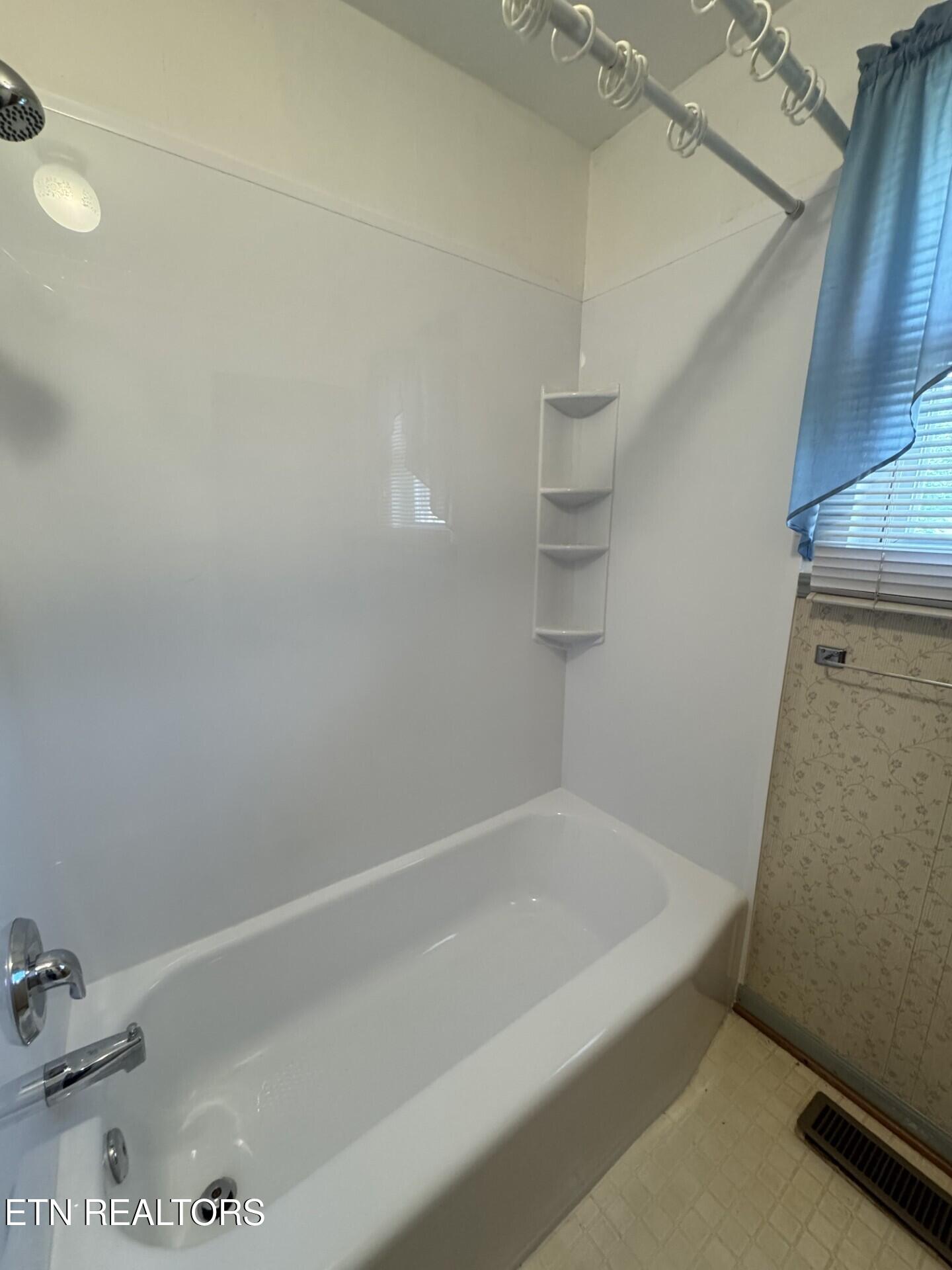 5401 Davis Ferry Road Loudon, TN 37774 - Photo 10 of 15 Bath