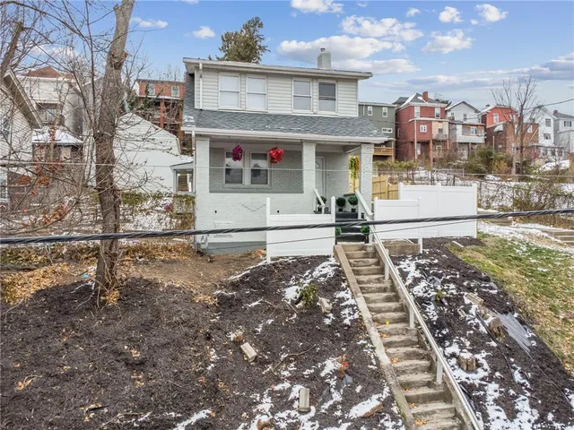 a view of a yard in front of house