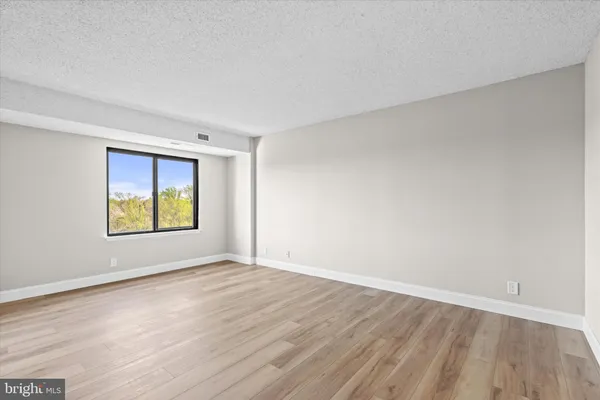 $2,850 | 3800 Powell Lane, Unit 905, Falls Church, VA 22041