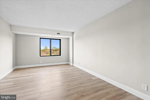 $2,850 | 3800 Powell Lane, Unit 905, Falls Church, VA 22041