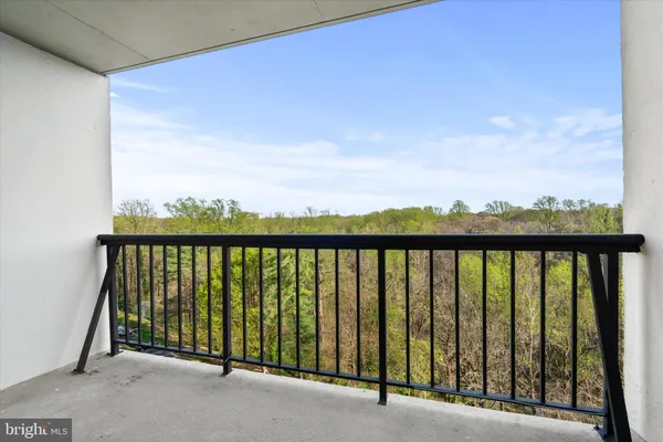 $2,850 | 3800 Powell Lane, Unit 905, Falls Church, VA 22041