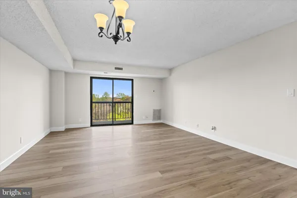 $2,850 | 3800 Powell Lane, Unit 905, Falls Church, VA 22041