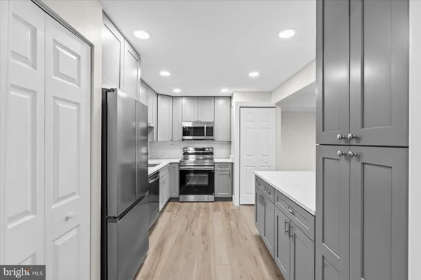 $2,850 | 3800 Powell Lane, Unit 905, Falls Church, VA 22041
