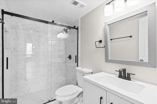 $2,850 | 3800 Powell Lane, Unit 905, Falls Church, VA 22041