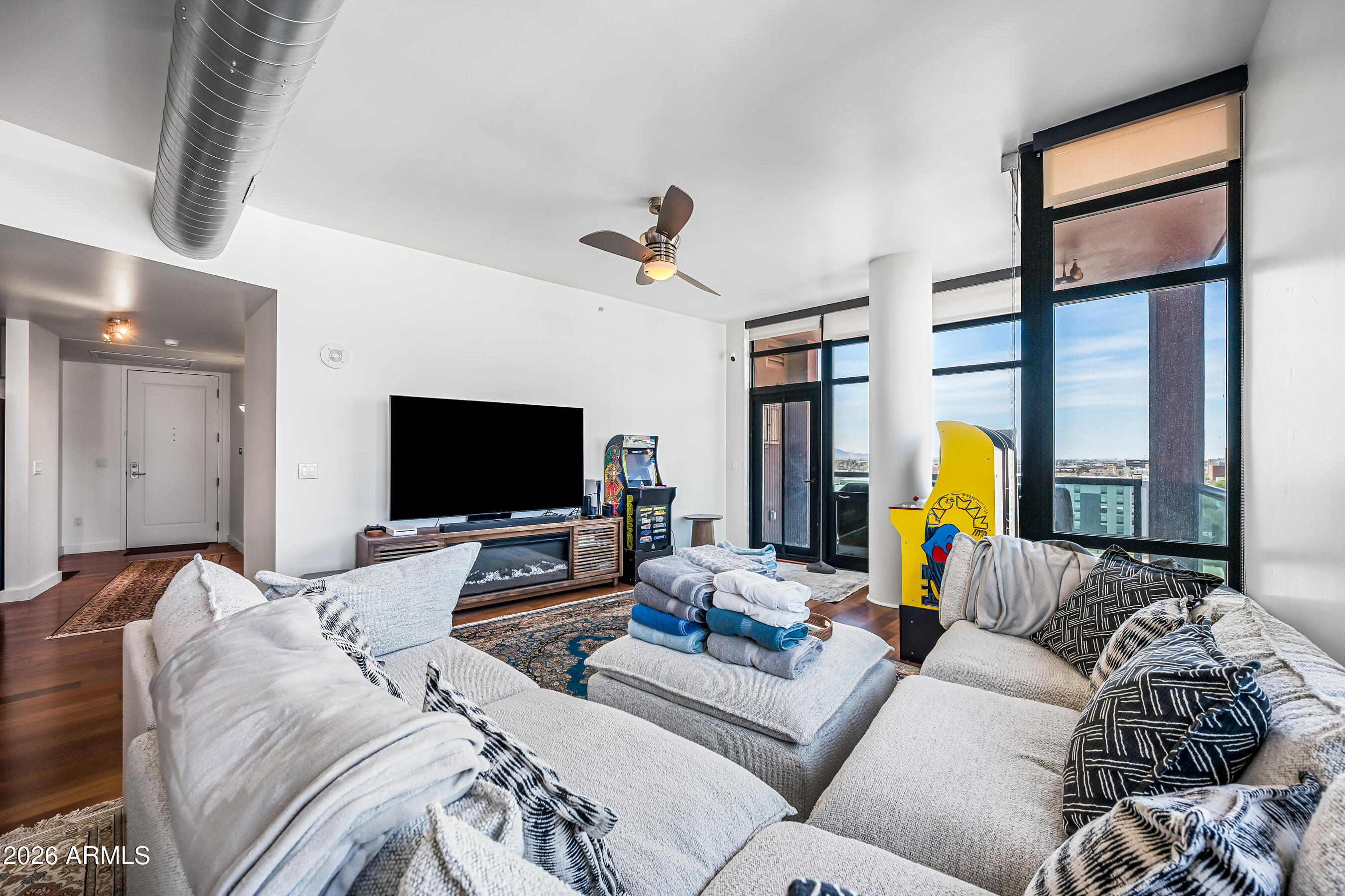 310 South 4th Street, Unit 905 Phoenix, AZ 85004 - Photo 4 of 63 Livingroom