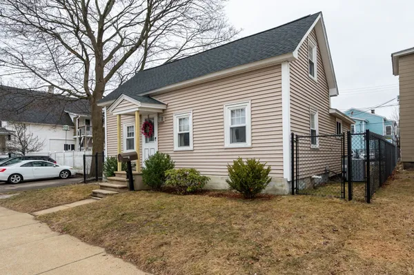 $324,900 | 435 Central Street, Manchester, NH 03103